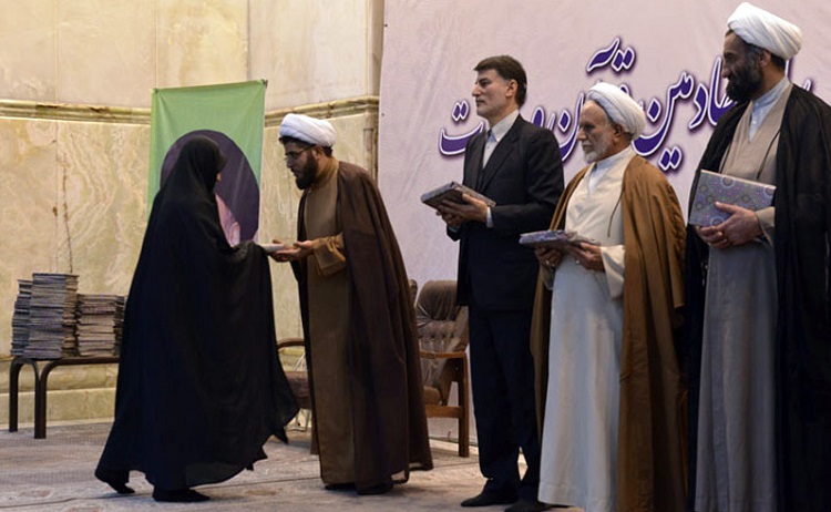 The first commemoration ceremony to honor experts on Quran and the Etrat (holy prophet’s household) at Imam Khomeini’s holy shrine.