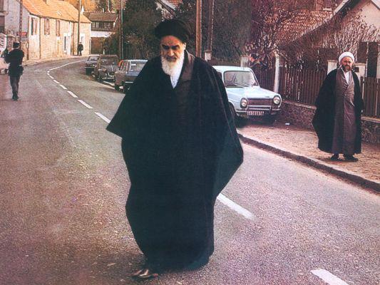 Video: Journalist after meeting Imam Khomeini, 450 interviews with Imam in France
