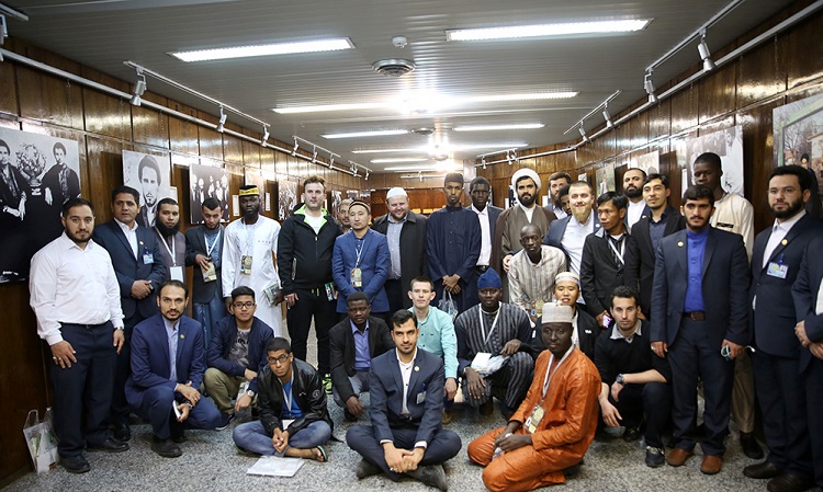 Participants of International Quranic competition visit Imam Khomeini’s residence in Jamaran 