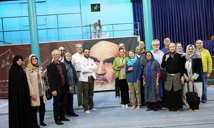 A group of American tourists visit Imam Khomeini’s historic residence in Jamaran 
