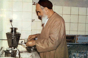 Imam Khomeini lent hand with house works