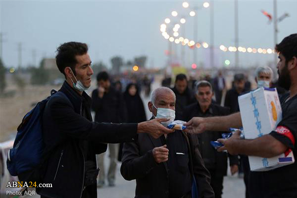 Distribution of thousands of light food packs among foreign pilgrims at Arba'een
