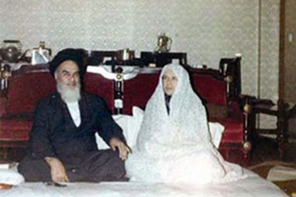    Lady Khadijeh Saqafi blessed spouse appreciated Imam’s great ethical norms