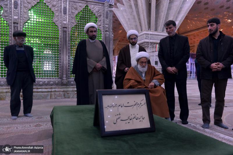 Sheikh isa Qassim pays respect at Imam Khomeini’s shrine
