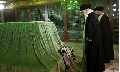 Leader pays respect to lmam Khomeini, Iranian martyrs