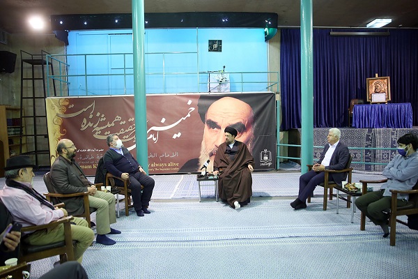 The editor-in-chief of ‘Etemad Newspaper’ and other staff meet Seyyed Hassan Khomeini 
