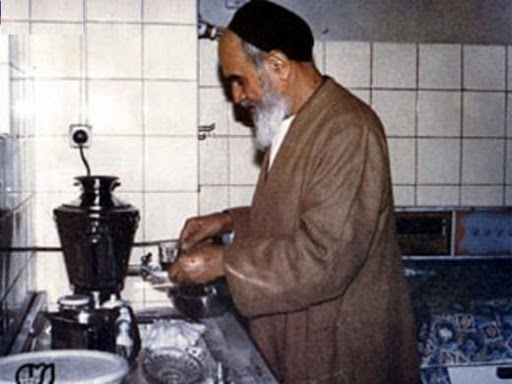 How much amount of food did Imam Khomeini use to east to keep fasting?
