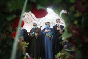 The acting head and personnel of the institute for compilation and publication of Imam Khomeini`s works pledge allegiance to Imam ideals at his mausoleum 