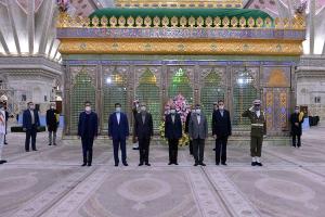 Iraq’s deputy defense minister and accompanying delegation pay tribute to Imam Khomeini 