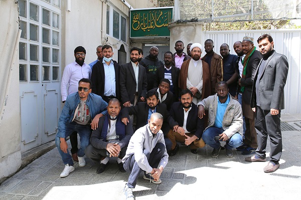 A group of foreign students visit Imam`s historic residence and Jamaran complex.