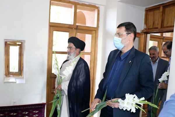 The head of Martyr foundation who deals with sacrifices issues visits Imam`s ancestral house in Khomein