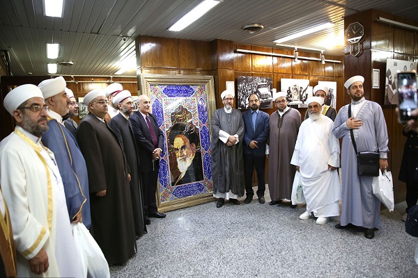 Sunni Muslim scholars from Syria visit Jamaran art complex, which displays Imam`s works and revolution history.