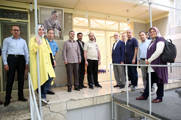 A group of professors from Turkish universities visit Imam Khomeini`s historic house, Hosseinieh Jamaran art complex.