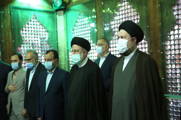 The president and members of his cabinet pledge allegiance to Imam Khomeini`s ideals 