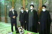 The president and his cabinet members pledge allegiance with Imam Khomeini`s ideals.
