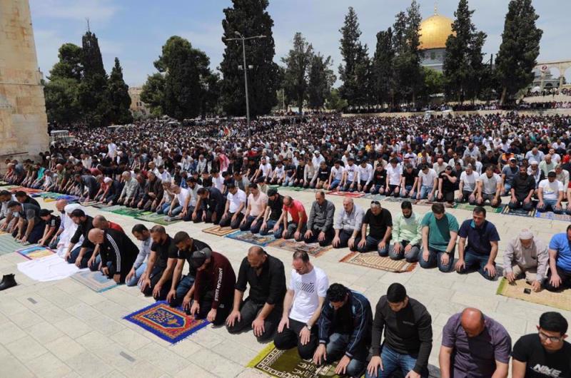 150,000 Palestinians throng al-Aqsa Mosque; Israel to close only Gaza crossing