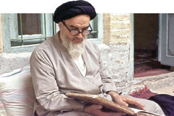 Imam Khomeini gave great importance to reciting supplications.