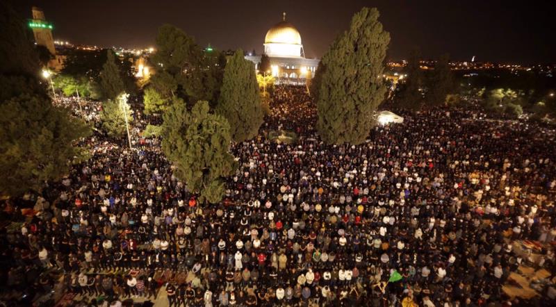 Thousands of Palestinians pray at al-Aqsa Mosque ahead of Intl. Quds Day