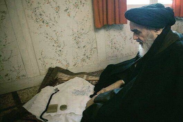 Imam Khomeini regularly used to recite the Tasbeeh of Hadrat Fatimah (a.s.) after prayers.
