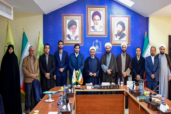 A seating and meeting of seminary and university researchers with the head of institute Dr. Ali Komsari to promote Imam`s dynamic ideals