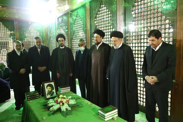 The president visits Imam Khomeini`s mausoleum and pledge allegiance to his ideals