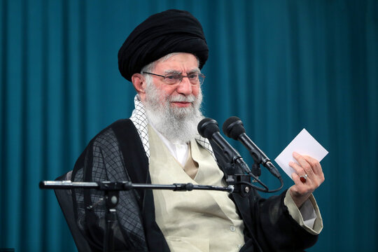 Leader says Iran in midst of global fight against arrogant powers 