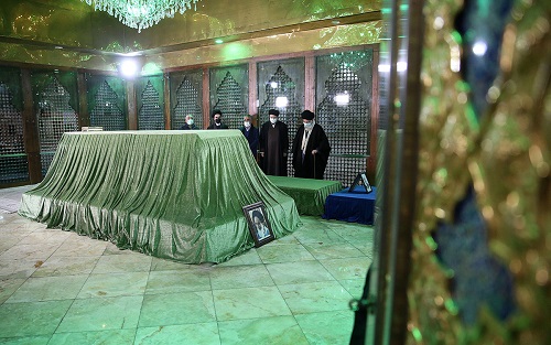 Leader pays tribute to Imam Khomeini