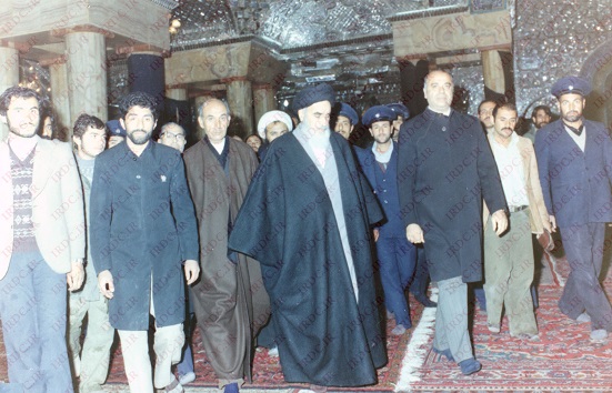 A rarely seen picture shows Imam Khomeini`s presence at holy shrine of Fatima M`asoumah (`a) in Qom. 