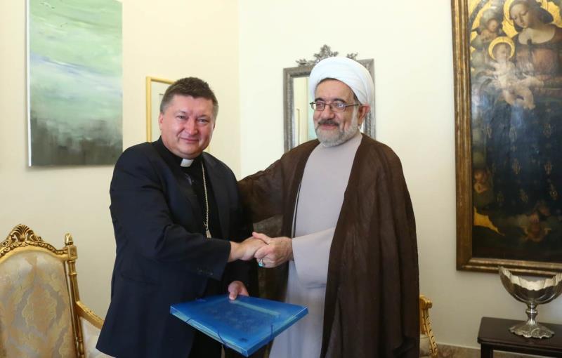 The meeting of the head of Imam Khomeini and Islamic Revolution Institute with the Vatican ambassador.