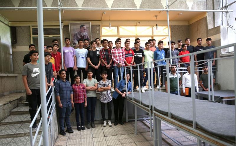 Foreign students and guests visit Imam`s historic residence and Jamaran art complex.