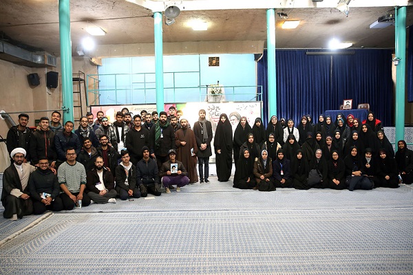 A group of foreign students visits Imam Khomeini`s historic residence and Jamaran art gallery complex.