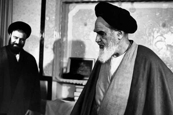 Imam Khomeini made a man calm who was arguing loudly.