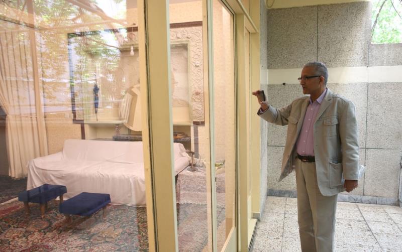 Head of Algerian writers union visits simply-built residence of Imam Khomeini and other parts of Jamaran complex.
