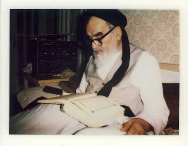 Reading Quran by Imam Khomeini in the holy month of Ramadan