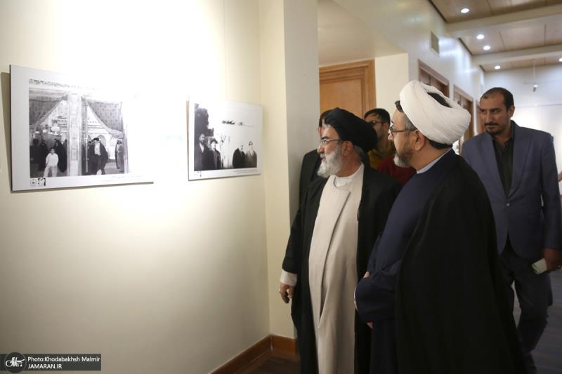 The head of the institute for compilation and publication of Imam Khomeini’s works visit to the "Imam of Hearts" photo exhibition and the cultural passage of the week at Astan Aftab