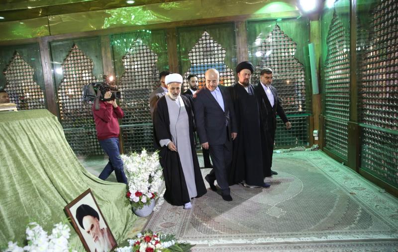 Renewal of the covenant of representatives of the Islamic Council with the ideals of Imam Khomeini (pbuh).