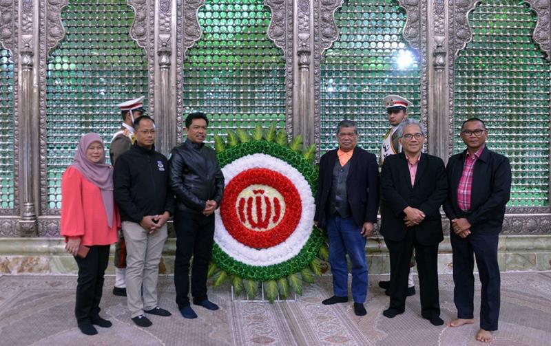The Minister of Agriculture (Mohammed Sabu) and Food Security of Malaysia pays tribute to Shamakh, the founder of the Islamic Republic of Iran.