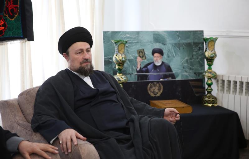 The presence of Seyyed Hassan Khomeini and Dr. Fatemeh Tabatabaei at the house of martyr Hojat al-Islam and al-Muslimin Raisi