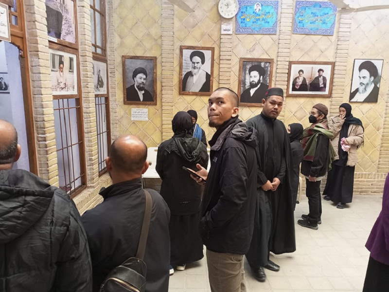 The visit of different classes of people to the historic house of Imam Khomeini in Najaf Ashraf