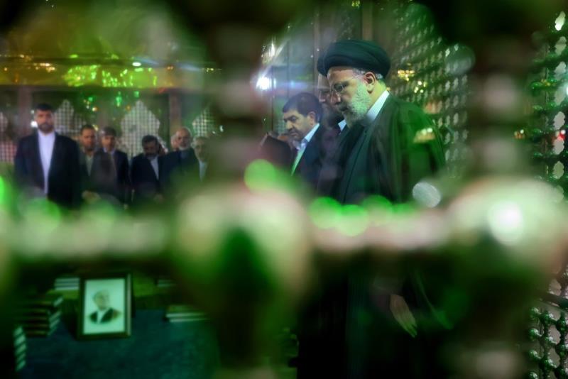 Iranian president visits Imam Khomeini`s holy mausoleum