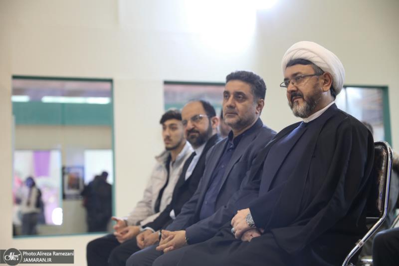 A poetry gathering titled "The Wind of Love" was organized by the Institute for the Compilation and Publication of Imam Khomeini`s (PBUH) Works, with the participation of poets and intellectuals at the International Exhibition of the 32th Holy Quran.