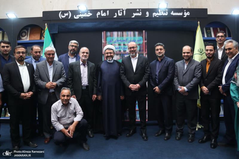 The head of the Institute for the Compilation and Publication of Imam Khomeini`s (PBUH) Works visited the 36th Tehran Book Fair