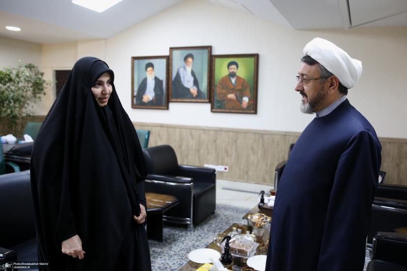 Meeting of Narjes Soleimani, the daughter of General Hajj Qassem Soleimani, with the head of the institute for compilation and publication of Imam Khomeini’s works.