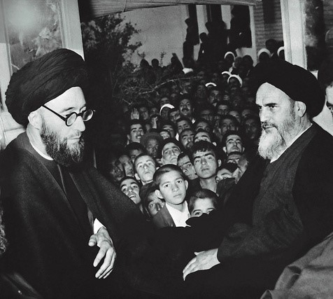Why Imam Khomeini showed discomfort for welcoming with Salwat?