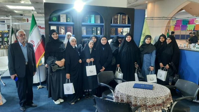 Syrian university, seminary students visit stall displaying Imam`s works at Book exhibition   