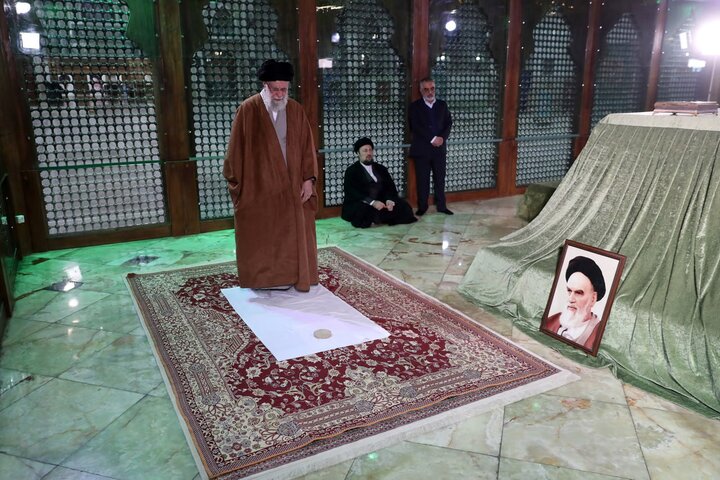 Leader visits Imam Khomeini`s Mausoleum on the eve of anniversary of victory of Islamic Revolution 