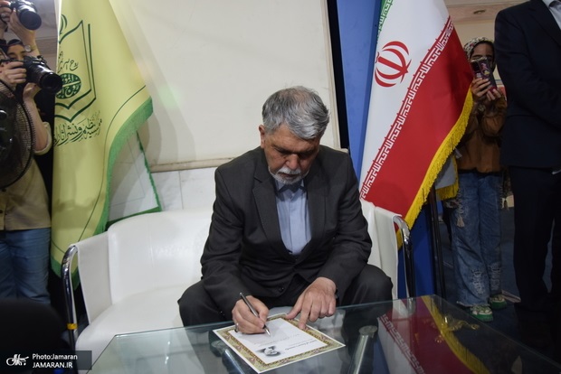 Cultural minister visits stall displaying Imam Khomeini`s works at book exhibition
