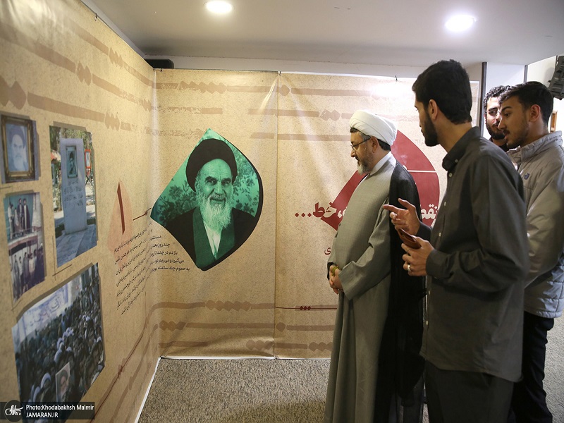 The head of the Institute for the Compilation and Publication of Imam Khomeini`s (PBUH) Works visited the Blood Line exhibition