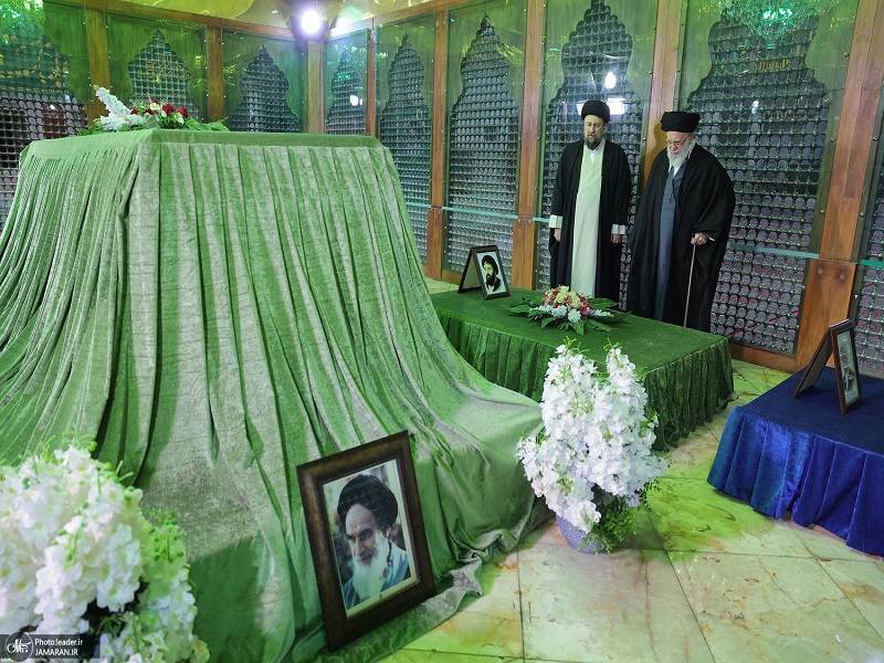 Leader visits Imam Khomeini Mausoleum in Tehran on eve of Revolution anniversary