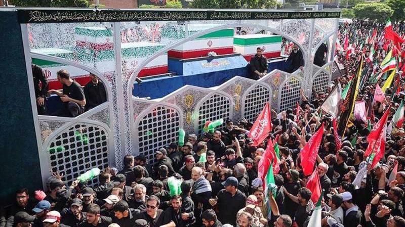 Martyred Leader’s coffin carried toward Tehran`s Azadi Square during funeral procession